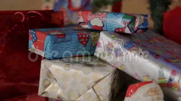 圣诞树上漂亮的圣诞礼物盒和新年玩具视频的预览图