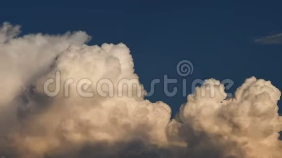 云在天空上移动视频的预览图