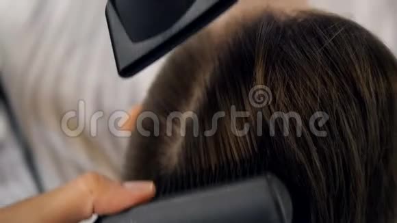 理发师用吹风机和刷子做发型慢动作视频的预览图