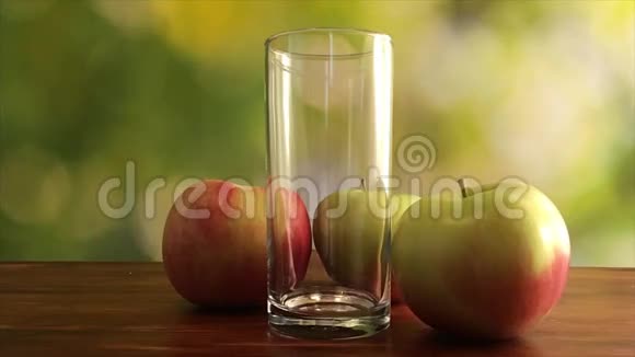 绿色背景下倒入玻璃的绿色苹果汁慢动作视频视频的预览图