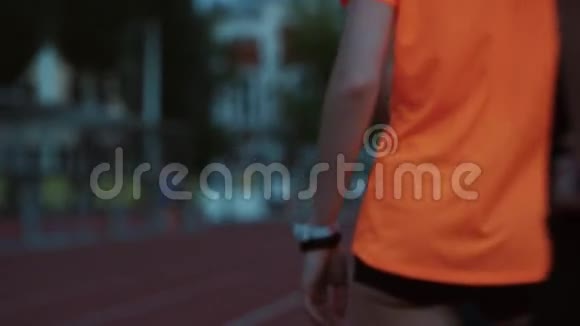 穿着橙色衬衫和小短裤的运动女孩苗条的腿视频的预览图