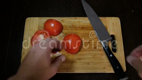 厨师切红番茄做沙拉视频的预览图