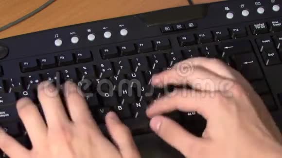 键入PC键盘视频的预览图