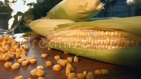 玉米油和玉米对自然的影响慢动作特写镜头水平平底锅视频的预览图