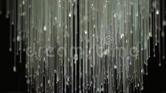 水晶吊灯特写吊灯的新水晶带有复印空间的黑白背景视频的预览图