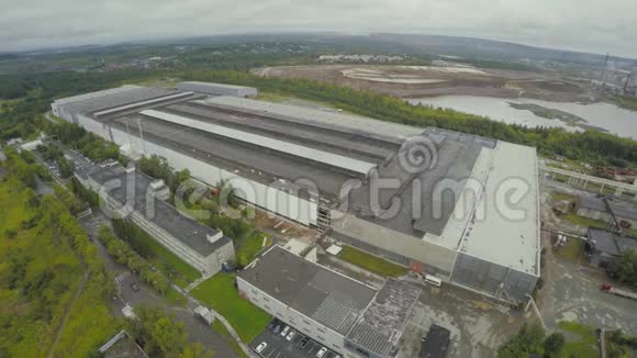 旧厂房的鸟瞰图古老的玻璃吹制工厂从天空看气砖厂房视频的预览图