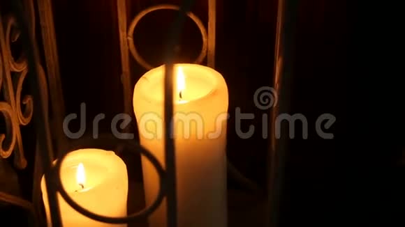 白柱蜡烛燃烧视频的预览图