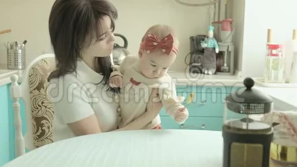 妈妈用勺子喂婴儿母亲概念视频的预览图