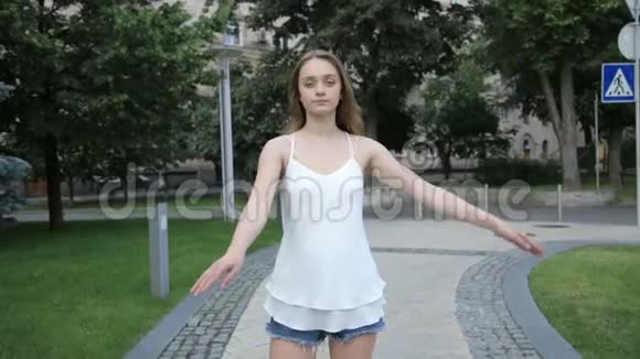 当代白种人芭蕾舞街舞女城市自由式舞蹈视频的预览图
