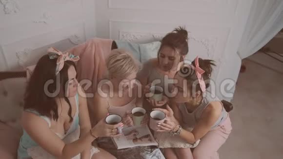 开朗的女性朋友做睡衣派对视频的预览图