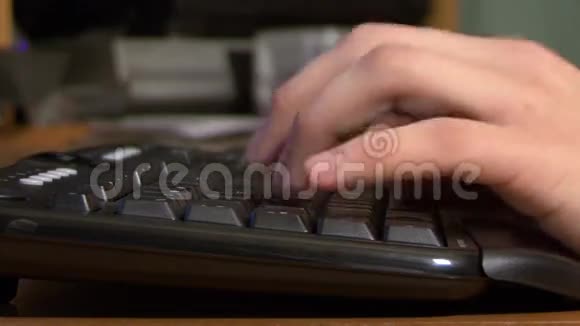 键入PC键盘视频的预览图