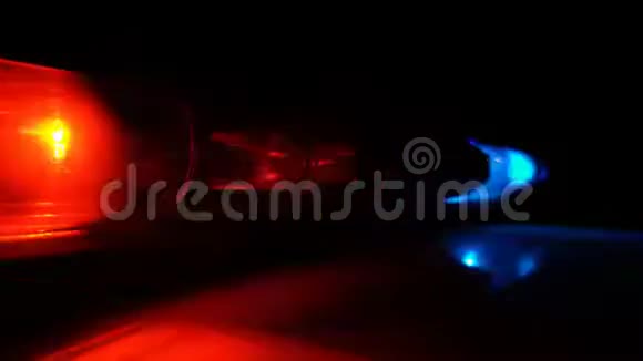 警方蓝红灯在黑暗中闪烁视频的预览图