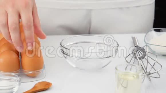新鲜的有机鸡蛋掉进玻璃碗里慢动作视频的预览图
