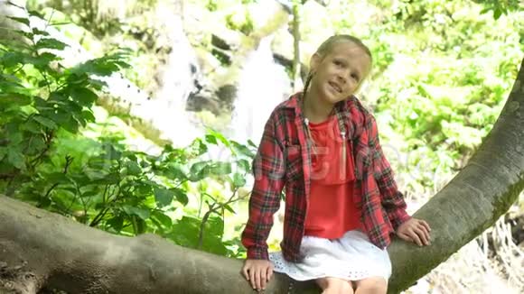 在克拉斯奈波利亚纳欣赏瀑布的小女孩视频的预览图