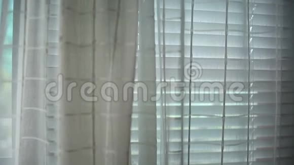 白色窗帘和窗户视频的预览图