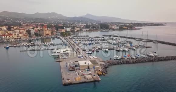 日落时希腊埃吉纳港的鸟瞰图希腊视频的预览图