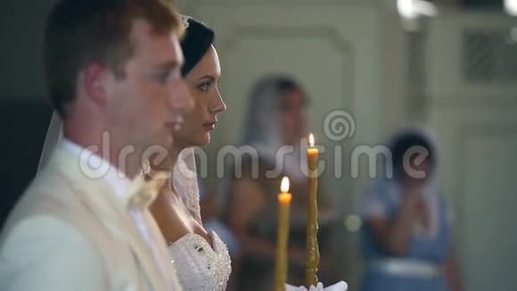 参加东正教婚礼的新婚夫妇视频的预览图