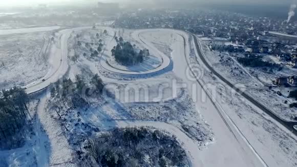 冬季驾驶汽车的无人机录像视频的预览图