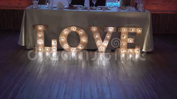 餐厅装饰婚礼用灯做的爱的标志视频的预览图