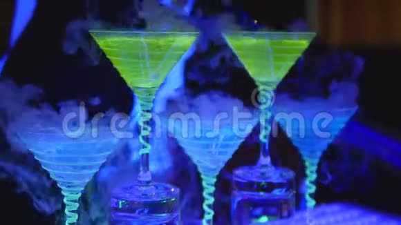 酒保拿着冰块鸡尾酒杯酒保准备酒精鸡尾酒近点视频的预览图