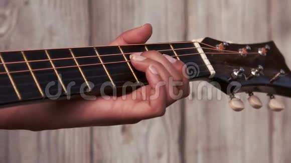 希普斯特对着木栅栏弹吉他视频的预览图