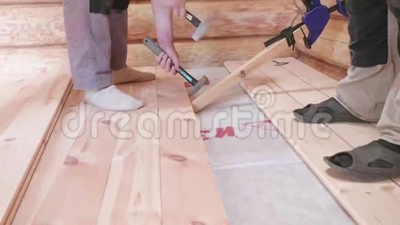 工人从木屋的木板上收集地板视频的预览图