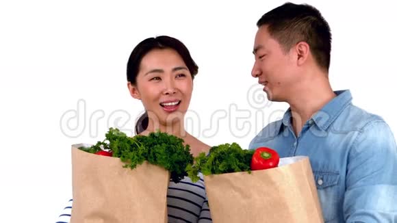 亚洲微笑的夫妇拿着食物袋视频的预览图