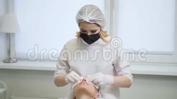 医生美容师从皮肤中取出液体视频的预览图