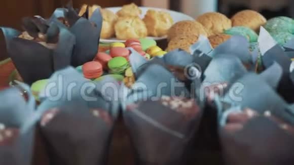 女人的手把蓝莓放在糖粉覆盖的分层蛋糕上视频的预览图