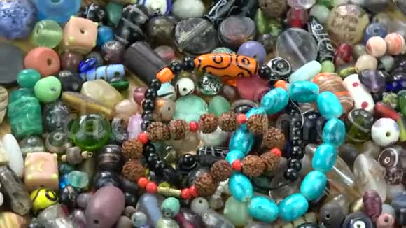 旋转五颜六色的印度新旧珠子手镯视频的预览图