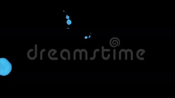 蓝色墨水滴在黑色背景上以达到效果三维渲染体素图形计算机模拟34视频的预览图