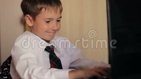 一个穿白色衣服的八岁男孩视频的预览图