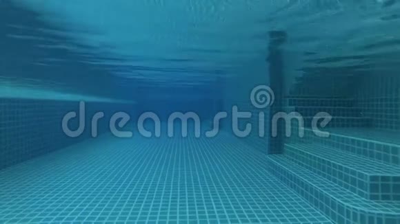 豪华热带酒店内美丽清爽的蓝色泳池水夜晚黑暗的景色操作摄像机视频的预览图