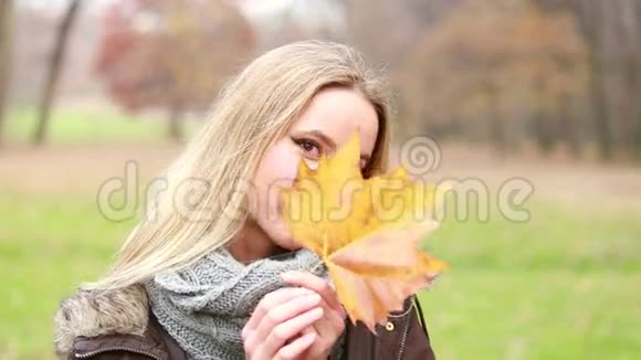 美丽的女人送吻手里拿着叶子视频的预览图