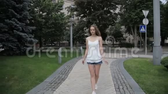 当代白种人芭蕾舞街舞女城市自由式舞蹈视频的预览图