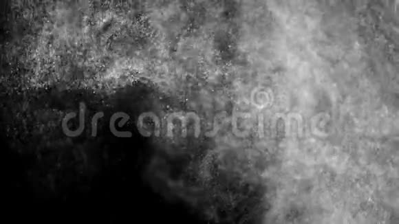在黑色背景下空间中以小而圆的气泡形式飞行的白色微粒视频的预览图