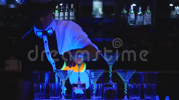 巴曼表演巴曼玩弄两个烧杯混合视频的预览图