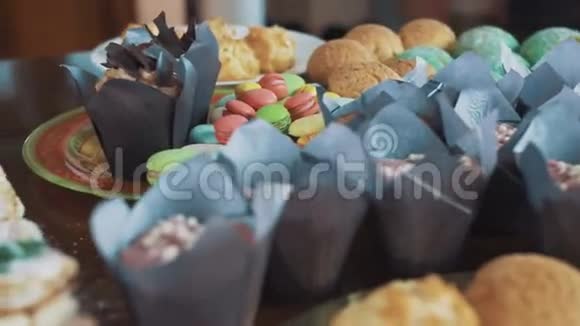 女性的手用蓝莓装饰糖粉覆盖的分层蛋糕视频的预览图