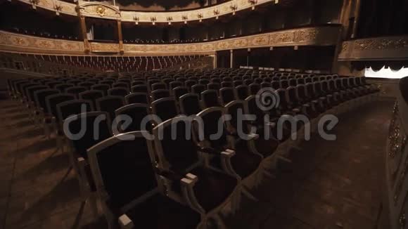 空荡荡的豪华芭蕾舞厅椅排金色和白色装饰视频的预览图