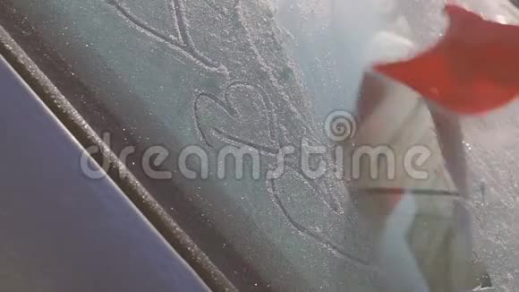 冰冻雪地车窗玻璃上的爱情象征心视频的预览图