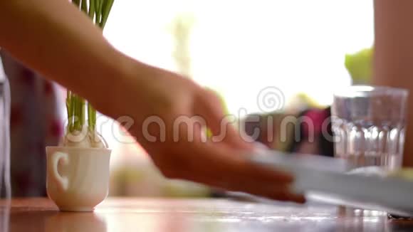 桌子上的小罐子里的大蒜滑块多莉日落近距离射击视频的预览图