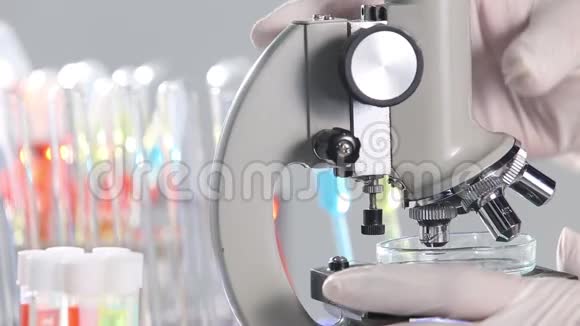 医生手检显微镜玻璃管液体背景旋转视频的预览图