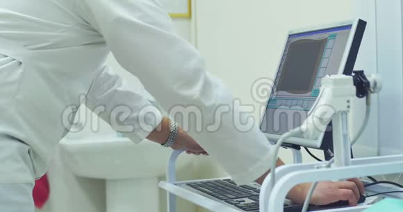 用个人电脑和设备特写医护人员的手男医生在实验室做电脑视频的预览图