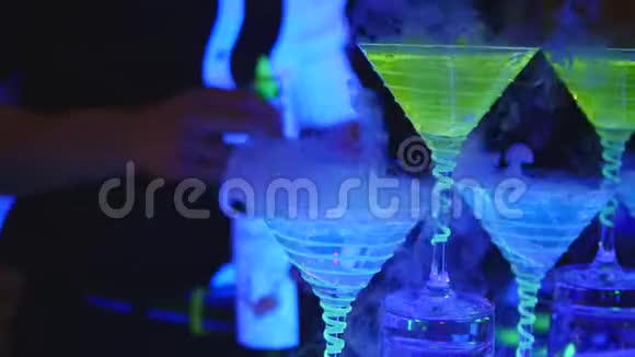 酒保拿着冰块鸡尾酒杯酒保准备酒精鸡尾酒近点视频的预览图