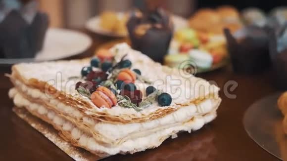 用浆果薄荷和糖果装饰的分层蛋糕放在桌子上上面放着糖果视频的预览图