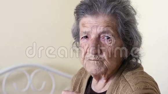 不健康的老妇人在家吃东西看着相机视频的预览图