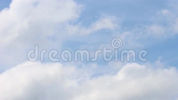 在蓝天上移动云视频的预览图
