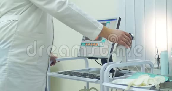 用个人电脑和设备特写医护人员的手男医生在实验室做电脑视频的预览图