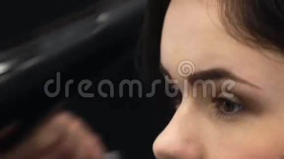 美容师吹干女人的头发视频的预览图