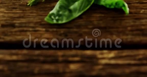 木制桌子上的草药和一碗红橄榄视频的预览图